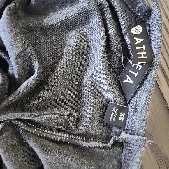 Athleta Key Hole Back Short Sleeve High Low Top Activewear Gray Women's Size XS - Picture 3 of 3